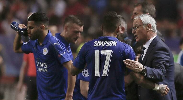 Leicester s coach Cladio Ranieri talks to his players during the UEFA Champions League round of 16 first leg match between Leicester City and Sevilla, at Ramon Sanchez Pizjuan stadium in Seville, Andalusia, Spain, 22 February 2017. EPA Jose Manuel Vidal SEVILLA VS. LEICESTER CITY !ACHTUNG: NUR REDAKTIONELLE NUTZUNG!  Copyright: xJosexManuelxVidalx SEV001 20170222-636233971844792782