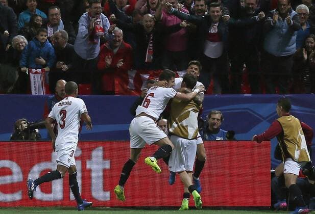 Sevilla s players jubilate a goal by Argentinian Carlos Joaquin Correa, the second for the team against Leicester, during the UEFA Champions League round of 16 first leg match between Leicester City and Sevilla, at Ramon Sanchez Pizjuan stadium in Seville, Andalusia, Spain, 22 February 2017. SEVILLA VS. LEICESTER CITY !ACHTUNG: NUR REDAKTIONELLE NUTZUNG!  Copyright: xJosexManuelxVidalx SEV001 20170222-636233989582941353