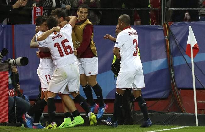 Sevilla s players jubilate the second goal of the team during the UEFA Champions League round of 16 first leg match between Leicester City and Sevilla, at Ramon Sanchez Pizjuan stadium in Seville, Andalusia, Spain, 22 February 2017. SEVILLA VS. LEICESTER CITY !ACHTUNG: NUR REDAKTIONELLE NUTZUNG!  Copyright: xJulioxMunozx SEV001 20170222-636233994449013219