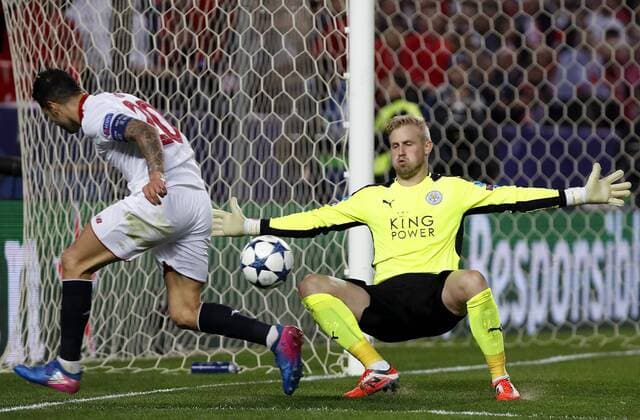 Sevilla s midfielder Victor Machin Vitolo (L) in action against Leicester s Danish goalkeeper Kasper Schmeichel during the UEFA Champions League round of 16 first leg match between Leicester City and Sevilla, at Ramon Sanchez Pizjuan stadium in Seville, Andalusia, Spain, 22 February 2017. SEVILLA VS. LEICESTER CITY !ACHTUNG: NUR REDAKTIONELLE NUTZUNG!  Copyright: xJulioxMunozx SEV001 20170222-636234002968375995