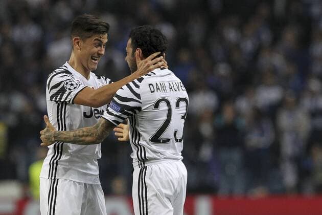 Fußball, CL, FC Porto - Juventus Turin February 22, 2017 - Porto, Porto, Portugal - Dani Alves defender of Juventus FC celebrates after scoring goal with teammate Paulo Dybala forward of Juventus FC during the UEFA Champions League Round of 16 1st leg soccer match between FC Porto and Juventus, at Dragao Stadium in Porto on February 22, 2017. FC Porto v Juventus - UEFA Champions League Round of 16: First Leg  - ZUMAn230 20170222_zaa_n230_409 Copyright: xDpix