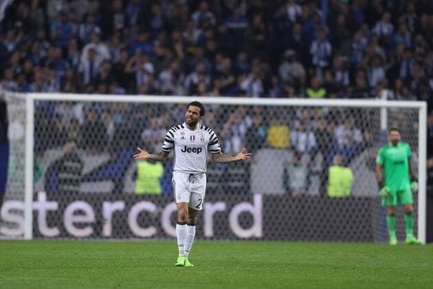 Fußball, CL, FC Porto - Juventus Turin February 22, 2017 - Porto, Porto, Portugal - Dani Alves defender of Juventus FC celebrates after scoring a goal during the UEFA Champions League Round of 16 1st leg soccer match between FC Porto and Juventus, at Dragao Stadium in Porto on February 22, 2017. FC Porto v Juventus - UEFA Champions League Round of 16: First Leg  - ZUMAn230 20170222_zaa_n230_399 Copyright: xDpix