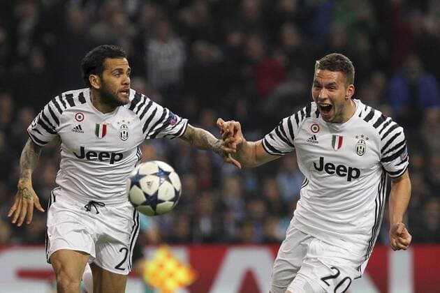 Fußball, CL, FC Porto - Juventus Turin February 22, 2017 - Porto, Porto, Portugal - Dani Alves defender of Juventus FC celebrates after scoring goal with teammate Marko Pjaca forward of Juventus FC during the UEFA Champions League Round of 16 1st leg soccer match between FC Porto and Juventus, at Dragao Stadium in Porto on February 22, 2017. FC Porto v Juventus - UEFA Champions League Round of 16: First Leg  - ZUMAn230 20170222_zaa_n230_407 Copyright: xDpix