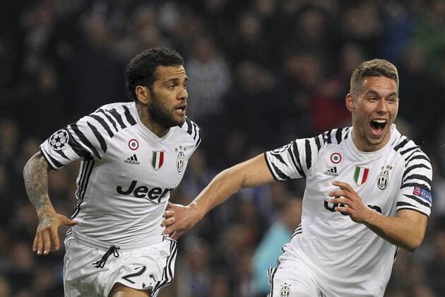 Fußball, CL, FC Porto - Juventus Turin February 22, 2017 - Porto, Porto, Portugal - Dani Alves defender of Juventus FC celebrates after scoring goal with teammate Marko Pjaca forward of Juventus FC during the UEFA Champions League Round of 16 1st leg soccer match between FC Porto and Juventus, at Dragao Stadium in Porto on February 22, 2017. FC Porto v Juventus - UEFA Champions League Round of 16: First Leg  - ZUMAn230 20170222_zaa_n230_403 Copyright: xDpix