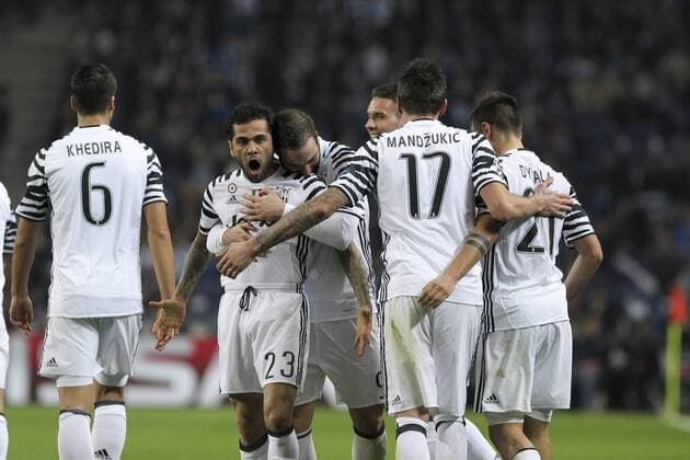 Fußball, CL, FC Porto - Juventus Turin February 22, 2017 - Porto, Porto, Portugal - Dani Alves defender of Juventus FC celebrates after scoring goal with teammates during the UEFA Champions League Round of 16 1st leg soccer match between FC Porto and Juventus, at Dragao Stadium in Porto on February 22, 2017. FC Porto v Juventus - UEFA Champions League Round of 16: First Leg  - ZUMAn230 20170222_zaa_n230_404 Copyright: xDpix