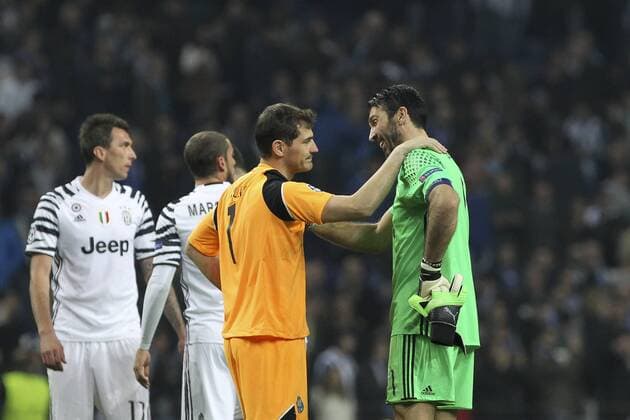 Fußball, CL, FC Porto - Juventus Turin February 22, 2017 - Porto, Porto, Portugal - Porto s Spanish goalkeeper Iker Casillas (L) with Gianluigi Buffon goalkeeper of Juventus FC (R) during the UEFA Champions League Round of 16 1st leg soccer match between FC Porto and Juventus, at Dragao Stadium in Porto on February 22, 2017. FC Porto v Juventus - UEFA Champions League Round of 16: First Leg  - ZUMAn230 20170222_zaa_n230_413 Copyright: xDpix
