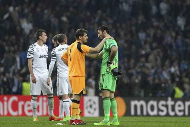 Fußball, CL, FC Porto - Juventus Turin February 22, 2017 - Porto, Porto, Portugal - Porto s Spanish goalkeeper Iker Casillas (L) with Gianluigi Buffon goalkeeper of Juventus FC (R) during the UEFA Champions League Round of 16 1st leg soccer match between FC Porto and Juventus, at Dragao Stadium in Porto on February 22, 2017. FC Porto v Juventus - UEFA Champions League Round of 16: First Leg  - ZUMAn230 20170222_zaa_n230_415 Copyright: xDpix