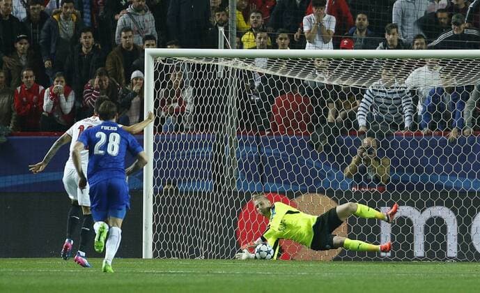 Fußball, CL, FC Sevilla - Leicester City Schmeichel para el penalti. Champions League match between Sevilla FC and Leicester City. In this picture, Schmeichel saves the penalty. xRamonxNavarrox 