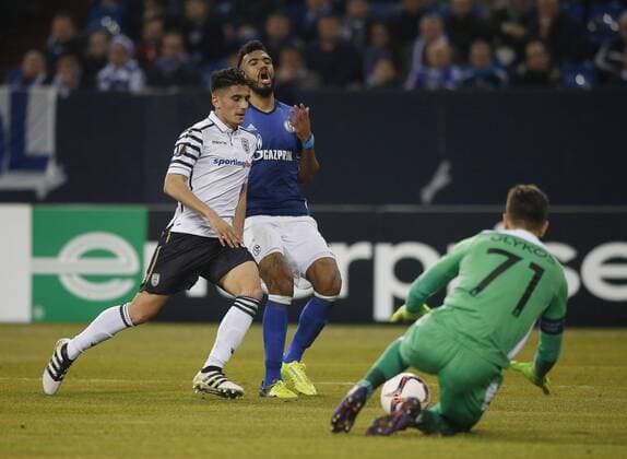 Gelsenkirchen, Deutschland, UEFA Europa League, FC Schalke 04 - PAOK Saloniki FC 1-1 am 22.02.2017 in der Veltins-Arena auf Schalke in Gelsenkirchen Achilleas POUGGOURAS (PAOK) li.- , Eric Maxim CHOUPO-MOTING (S04) re.- und Torwart Panagiotis GLYKOS (PAOK) v.li.n.re.-