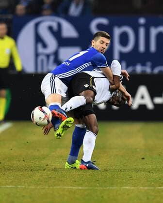 Fussball, UEFA Europa League, Saison 2016 2017, Runde der letzten 32,Spiel 2, FC Schalke 04 vs PAOK Thessaloniki 22.02.2017, Veltinsarena Gelsenkirchen, Matija Nastasic, S04 Djalma Campos PAOK Saloniki ,