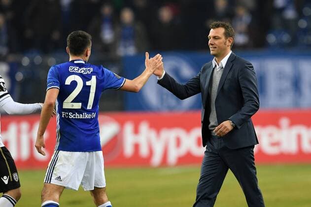 Fussball, UEFA Europa League, Saison 2016 2017, Runde der letzten 32,Spiel 2, FC Schalke 04 vs PAOK Thessaloniki 22.02.2017, Veltinsarena Gelsenkirchen,Alessandro Schöpf , Markus Weinzierl, beide S04 ,