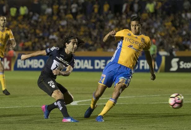Fußball, CONCACAF CL, Tigres de Monterrey - UNAM Pumas Tigres Hugo Ayala (R) vies for the ball with Pumas Matías Britos (L) during their Concacaf Champions League soccer match at Universitario stadium in Monterrey, Mexico, 22 February 2017. Tigres vs. Pumas !ACHTUNG: NUR REDAKTIONELLE NUTZUNG!  Copyright: xMiguelxSierrax MEX301 20170223-636234215465897143
