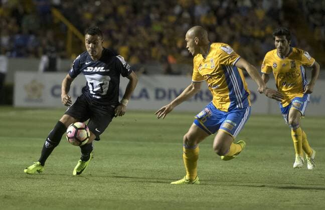 Fußball, CONCACAF CL, Tigres de Monterrey - UNAM Pumas Tigres Jorge Torres (C) vies for the ball with Pumas Pablo Barrera (L) during their Concacaf Champions League soccer match at Universitario stadium in Monterrey, Mexico, 22 February 2017. Tigres vs. Pumas !ACHTUNG: NUR REDAKTIONELLE NUTZUNG!  Copyright: xMiguelxSierrax MEX301 20170223-636234215478532981