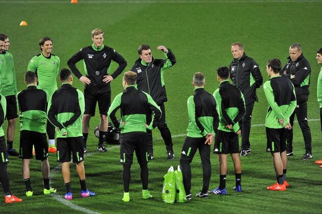 Fußball, EL, Borussia Mönchengladbach Training Italy: Borussia Monchengladbach Training Session Borussia Mönchengladbach s head coach Dieter Hecking speaks to the players during the training session at the Artemio Franchi Stadium on the eve of the UEFA Europa League Round of 32 - 2nd leg soccer match against A.c.f. Fiorentina  GiacomoxMorinix xPacificxPress
