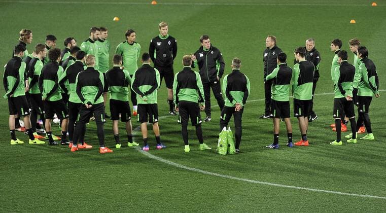 Fußball, EL, Borussia Mönchengladbach Training Italy: Borussia Monchengladbach Training Session Borussia Mönchengladbach s head coach Dieter Hecking speaks to the players during the training session at the Artemio Franchi Stadium on the eve of the UEFA Europa League Round of 32 - 2nd leg soccer match against A.c.f. Fiorentina  GiacomoxMorinix xPacificxPress