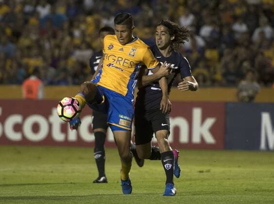 Fußball, CONCACAF CL, Tigres de Monterrey - UNAM Pumas Tigres Hugo Ayala (L) vies for the ball with Pumas Matías Britos (R) during their Concacaf Champions League soccer match at Universitario stadium in Monterrey, Mexico, 22 February 2017. Tigres vs. Pumas !ACHTUNG: NUR REDAKTIONELLE NUTZUNG!  Copyright: xMiguelxSierrax MEX301 20170223-636234245865780193