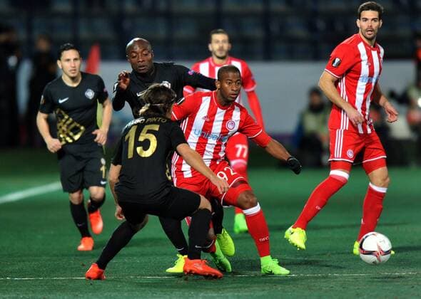 Osmanlispor s Tiago Silva (15) and Olympiakos s Seba (92) vie for the ball during the UEFA European League football match, between Osmanlispor and Olympiakos at Osmanli Stadyumu in Ankara, February 23, 2017. (  Copyright: HikmetxSaatci 15634836