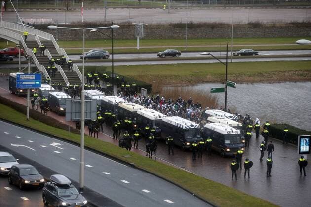AMSTERDAM 23.02.2017 UEFA EUROPA LEAGUE SECOND LEG MATCH: AJAX AMSTERDAM - LEGIA WARSAW Sicherheit, Polizei geleitet die Legia Fans  170223PYK007