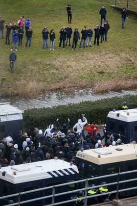 AMSTERDAM 23.02.2017 UEFA EUROPA LEAGUE SECOND LEG MATCH: AJAX AMSTERDAM - LEGIA WARSAW KIBICE AJAKSU Sicherheit, Polizei geleitet die Legia Fans  170223PYK010