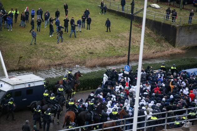 AMSTERDAM 23.02.2017 UEFA EUROPA LEAGUE SECOND LEG MATCH: AJAX AMSTERDAM - LEGIA WARSAW KIBICE AJAKSU Sicherheit, Polizei geleitet die Legia Fans  170223PYK014
