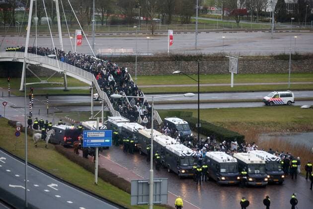 AMSTERDAM 23.02.2017 UEFA EUROPA LEAGUE SECOND LEG MATCH: AJAX AMSTERDAM - LEGIA WARSAW Sicherheit, Polizei geleitet die Legia Fans  170223PYK020