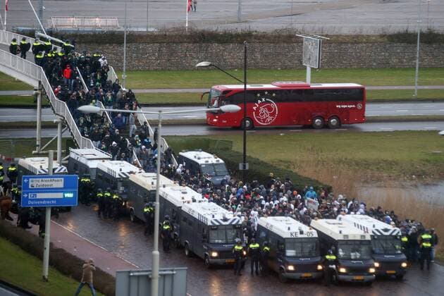 Bilder des Tages - SPORT AMSTERDAM 23.02.2017 UEFA EUROPA LEAGUE SECOND LEG MATCH: AJAX AMSTERDAM - LEGIA WARSAW Sicherheit, Polizei geleitet die Legia Fans AUTOKAR Z PILKARZAMI AJAKSU  170223PYK021