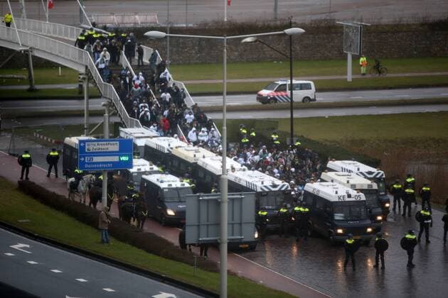 AMSTERDAM 23.02.2017 UEFA EUROPA LEAGUE SECOND LEG MATCH: AJAX AMSTERDAM - LEGIA WARSAW Sicherheit, Polizei geleitet die Legia Fans  170223PYK005