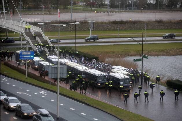 AMSTERDAM 23.02.2017 UEFA EUROPA LEAGUE SECOND LEG MATCH: AJAX AMSTERDAM - LEGIA WARSAW Sicherheit, Polizei geleitet die Legia Fans  170223PYK006