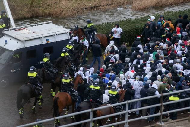 AMSTERDAM 23.02.2017 UEFA EUROPA LEAGUE SECOND LEG MATCH: AJAX AMSTERDAM - LEGIA WARSAW Sicherheit, Polizei geleitet die Legia Fans  170223PYK012