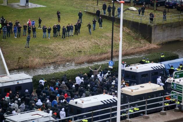 AMSTERDAM 23.02.2017 UEFA EUROPA LEAGUE SECOND LEG MATCH: AJAX AMSTERDAM - LEGIA WARSAW KIBICE AJAKSU Sicherheit, Polizei geleitet die Legia Fans  170223PYK011