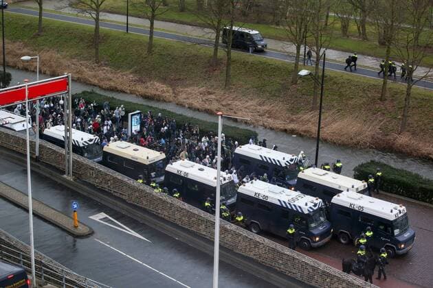 AMSTERDAM 23.02.2017 UEFA EUROPA LEAGUE SECOND LEG MATCH: AJAX AMSTERDAM - LEGIA WARSAW Sicherheit, Polizei geleitet die Legia Fans  170223PYK009