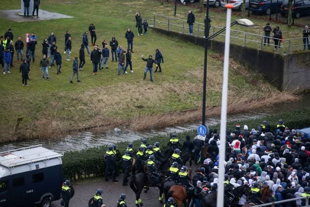 AMSTERDAM 23.02.2017 UEFA EUROPA LEAGUE SECOND LEG MATCH: AJAX AMSTERDAM - LEGIA WARSAW KIBICE AJAKSU Sicherheit, Polizei geleitet die Legia Fans  170223PYK015