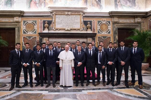 Fußball, EL, Papst Franziskus empfängt FC Villarreal NO FRANCE - NO SWITZERLAND: February 23, 2017 : Pope Francis receives in audience the executives and player of the team Villarreal CF , came to Rome to play a game of Europa League 2017 , in the Clementine Hall of the Apostolic Vatican Palace. EDITORIAL USE ONLY. NOT FOR SALE FOR MARKETING OR ADVERTISING CAMPAIGNS.  Copyright: xÂ©ServizioFotograficoOR CPPx xIPx xCatholicxPressxPhotox