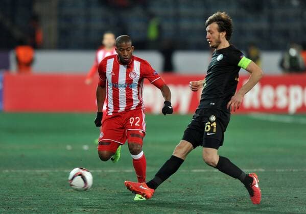 Osmanlispor s Numan Curuksu and Olympiakos s Seba vie for the ball during the UEFA European League football match, between Osmanlispor and Olympiakos at Osmanli Stadyumu in Ankara, February 23, 2017. (  Copyright: HikmetxSaatci 15634839