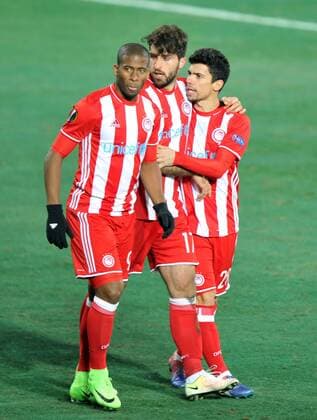 Olympiakos Karim Ansarifard celebrates his goal with teammates during the UEFA European League football match, between Osmanlispor and Olympiakos at Osmanli Stadyumu in Ankara, February 23, 2017. (  Copyright: HikmetxSaatci 15634916