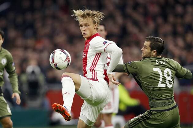 (L-R) Kasper Dolberg of Ajax, Lukasz Broz of Legia Warszawaduring the UEFA Europa League round of 16 match between Ajax Amsterdam and Legia Warsaw at the Amsterdam Arena on February 23, 2017 in Amsterdam, The Netherlands Ajax v Legia Warschau UEFA Europa League 2016 2017 xVIxxIVx 7183726