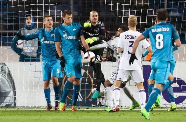 Zenit s forward s Artem Dzyuba, Anderlecht s goalkeeper Ruben Martinez and Anderlecht s Isaac Kiese Thelin fight for the ball during a game between Russian team FC Zenit and Belgian soccer team RSC Anderlecht, return leg of the 1 16 finals of the Europa League competition, Thursday 23 February 2017, in Saint Petersburg, Russia. Anderlecht won 2-0 the first leg. VIRGINIExLEFOUR  x05053343x