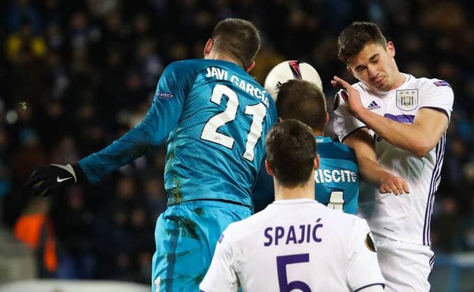 Zenit s Javi Garcia and Anderlecht s Leander Dendoncker fight for the ball during a game between Russian team FC Zenit and Belgian soccer team RSC Anderlecht, return leg of the 1 16 finals of the Europa League competition, Thursday 23 February 2017, in Saint Petersburg, Russia. Anderlecht won 2-0 the first leg. VIRGINIExLEFOUR  x05053354x