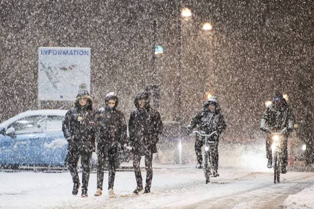170223 Passanten vor dem Stadion - Parken - des FC Kopenhagen im Schneesturm  Copyright: PETTERxARVIDSON BB170223PA003