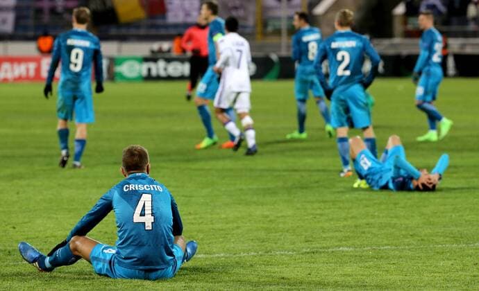 Bilder des Tages - SPORT ST PETERSBURG, RUSSIA - FEBRUARY 23, 2017: Zenit St Petersburg s Domenico Criscito (front) in the 2016-17 UEFA Europa League Round of 32, 2nd leg football match against RSC Anderlecht Brussels at Petrovsky Stadium. Zenit St Petersburg won the game 3-1. Alexander Demianchuk TASS  TS042638