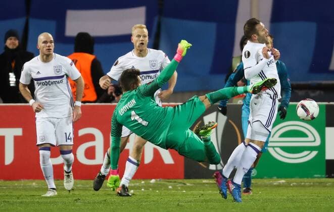 Zenit s goalkeeper s Yuri Lodygin and Anderlecht s Diego Capel fight for the ball during a game between Russian team FC Zenit and Belgian soccer team RSC Anderlecht, return leg of the 1 16 finals of the Europa League competition, Thursday 23 February 2017, in Saint Petersburg, Russia. Anderlecht won 2-0 the first leg. VIRGINIExLEFOUR  x05053469x