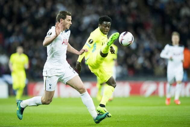 Tottenham s defender Jan Vertonghen and Gent s Moses Simon fight for the ball during a game between British team Tottenham and Belgian soccer team KAA Gent, return leg of the 1 16 finals of the Europa League competition, in Wembley stadium, London, Thursday 23 February 2017. Gent won the first leg 1-0. JASPERxJACOBS  x05053466x