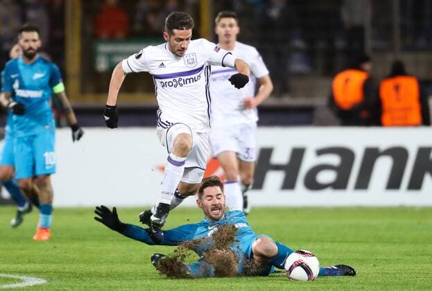Bilder des Tages - SPORT Zenit s Javi Garcia and Anderlecht s Alexandru Chipciu fight for the ball during a game between Russian team FC Zenit and Belgian soccer team RSC Anderlecht, return leg of the 1 16 finals of the Europa League competition, Thursday 23 February 2017, in Saint Petersburg, Russia. Anderlecht won 2-0 the first leg. VIRGINIExLEFOUR  x05053497x