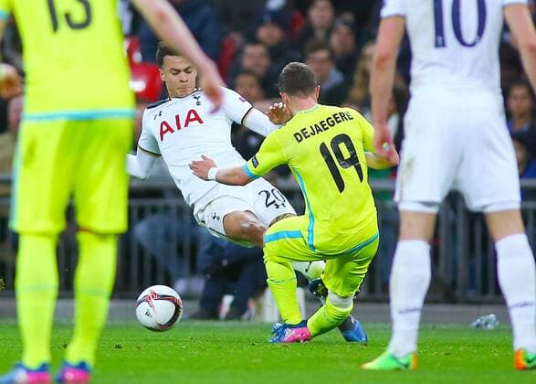 Bilder des Tages - SPORT February 23rd 2017, Wembley Stadium, London, England; UEFA Europa League football, 2nd leg, Tottenham Hotspur versus KAA Gent; Dele Alli of Tottenham with an over the ball bad challenge on Brecht Dejaegere of Gent and is shown a straight Red Card in the 39th minute by Referee Manuel de Sousa xMarkxKertonx  ActionPlus11849488