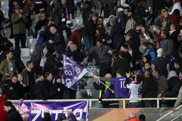 Fußball, EL, Ausschreitungen auf der Tribüne, AC Florenz - Borussia Mönchengladbach Ausschreitungen zwischen den Fans Firenze 23-02-2017 Stadio Artemio Franchi Fiorentina - Borussia Mönchengladbach Fiorentina - Borussia M gladbach Europa League 2016 2017 - Round of 16 2nd leg lucaxpagliaricci
