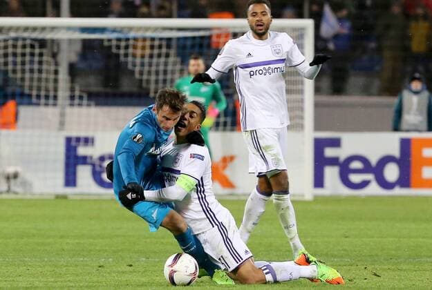 ST PETERSBURG, RUSSIA - FEBRUARY 23, 2017: Zenit St Petersburg s Mauricio (L) and RSC Anderlecht Brusselsâ€™ Youri Tielemans fight for the ball in their 2016-17 UEFA Europa League Round of 32, 2nd leg football match at Petrovsky Stadium. Zenit St Petersburg won the game 3-1. Alexander Demianchuk TASS  TS042653