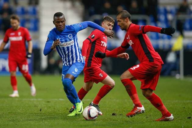 Genk s Mwbana Ally Samatta and Astra Giurgiu s Geraldo Alves fight for the ball during a game between Belgian soccer team RC Genk and Romanian Club Astra Giurgiu, return leg of the 1 16 finals of the Europa League competition Thursday 23 February 2017, in Genk. First leg result was 2-2. BRUNOxFAHY  x05053552x