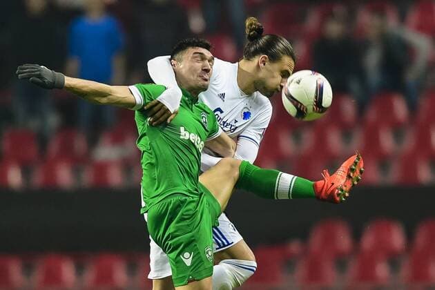 170223 Ludogorets Claudiu Keseru und FC Kopenhagens Erik Johansson - Europa League, FC Kopenhagen vs Ludogorez Rasgrad.  Copyright: PETTERxARVIDSON BB170223PA055