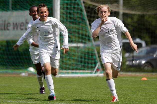 Ryan Johansson (Racing FC Union Luxemburg, rechts) jubelt, freut sich, Jubel, Freude mit dem Finger auf dem Mund nach seinem Tor zum 1:1-Ausgleich im Pokalfinale Fussball Jugend Pokalfinale Minimes (U13) 2012-2013 Swift Hesperingen - RFCU Luxemburg 08.06.2013 