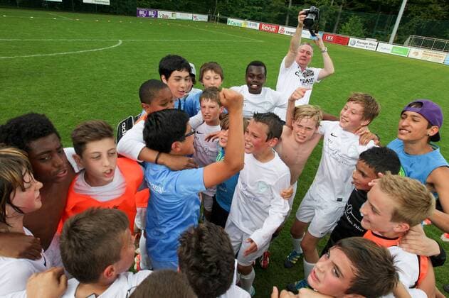 Racing jubelt, freut sich, Jubel, Freude nach Pokalsieg - mit Ryan Johansson (rechts mit freiem Oberkoerper), Leandro Barreiro (2. von links) Fussball Jugend Pokalfinale Minimes (U13) 2012-2013 Swift Hesperingen - RFCU Luxemburg 08.06.2013 